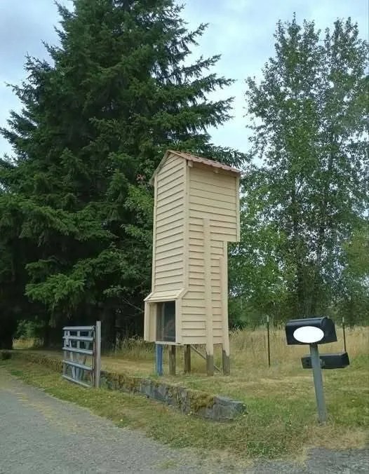 The Quiet Guardian by the Road: How a Simple Design Improves Safety and Visibility