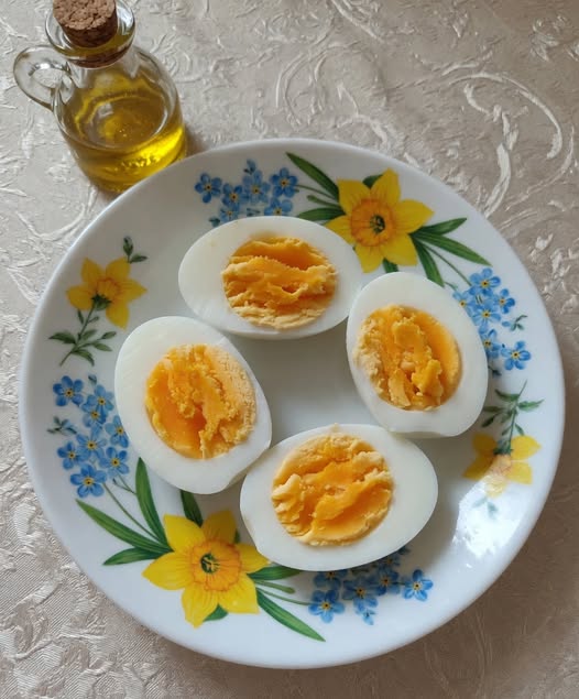 Doctors reveal that eating eggs with this herb causes… or at least, that’s how the headline pulled me in one quiet evening when I was too tired to cook anything complicated.