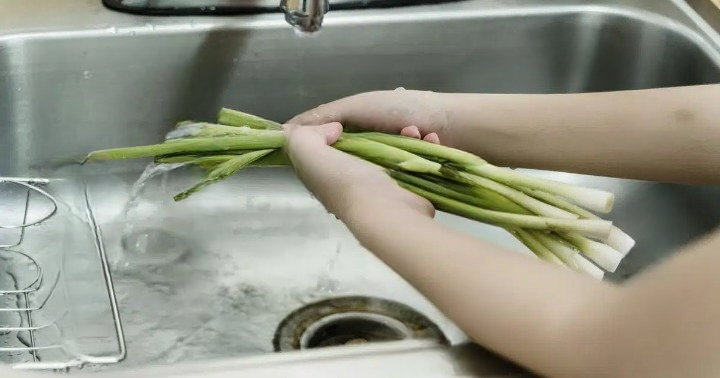 6 Foods You Should Never Wash Before Cooking (And Why It Actually Makes Things Worse)
